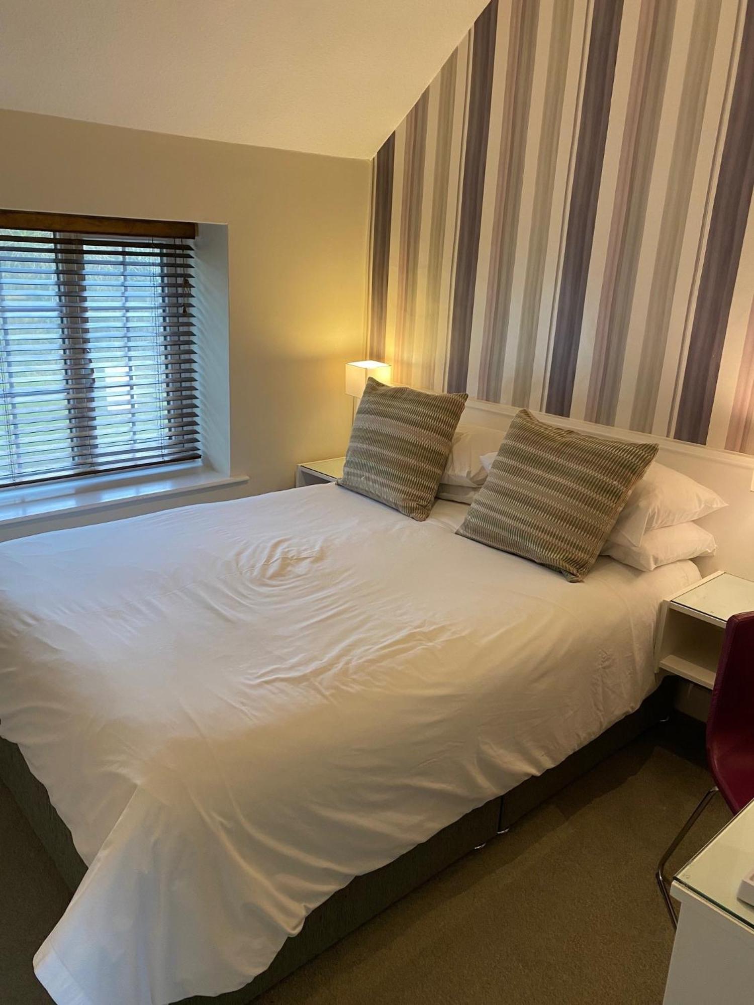 Manor Court Hotel Carnaby Екстер'єр фото