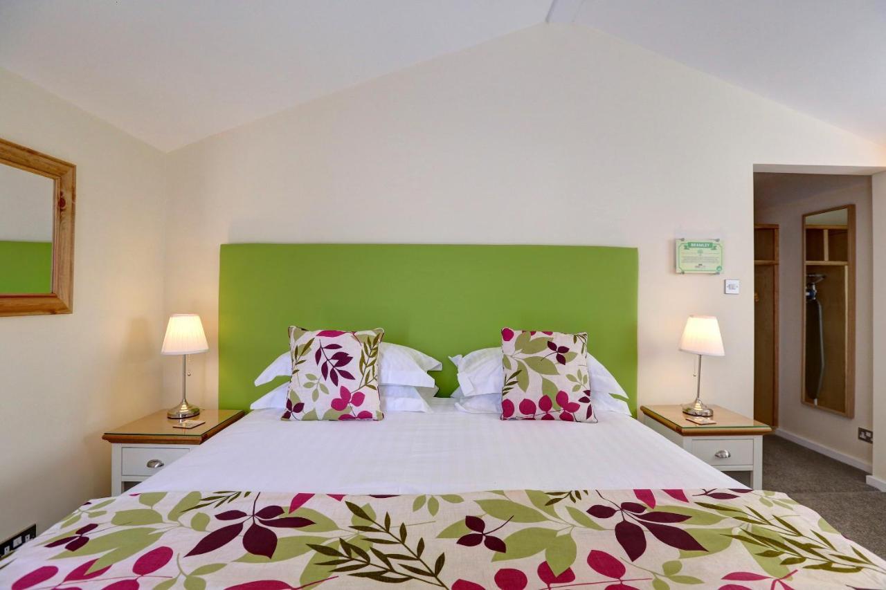Manor Court Hotel Carnaby Екстер'єр фото